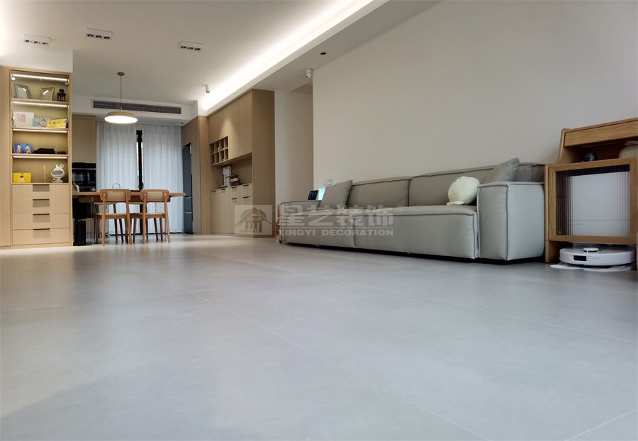 贺州彰泰郡120平四房现代原木风实景(图2)