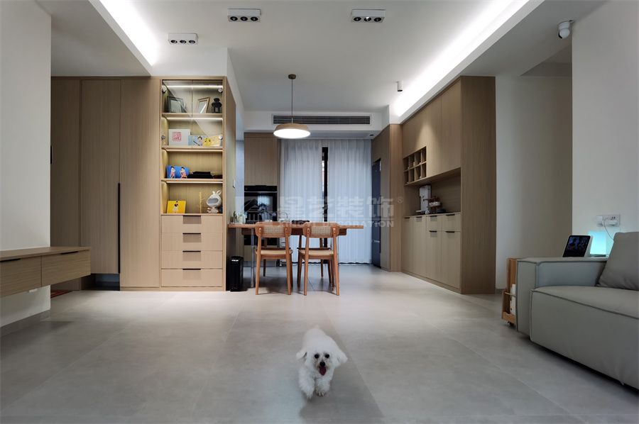 贺州彰泰郡120平四房现代原木风实景(图6)