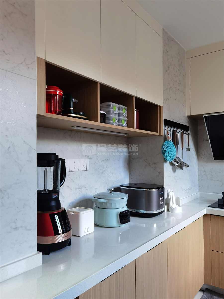 贺州彰泰郡120平四房现代原木风实景(图16)