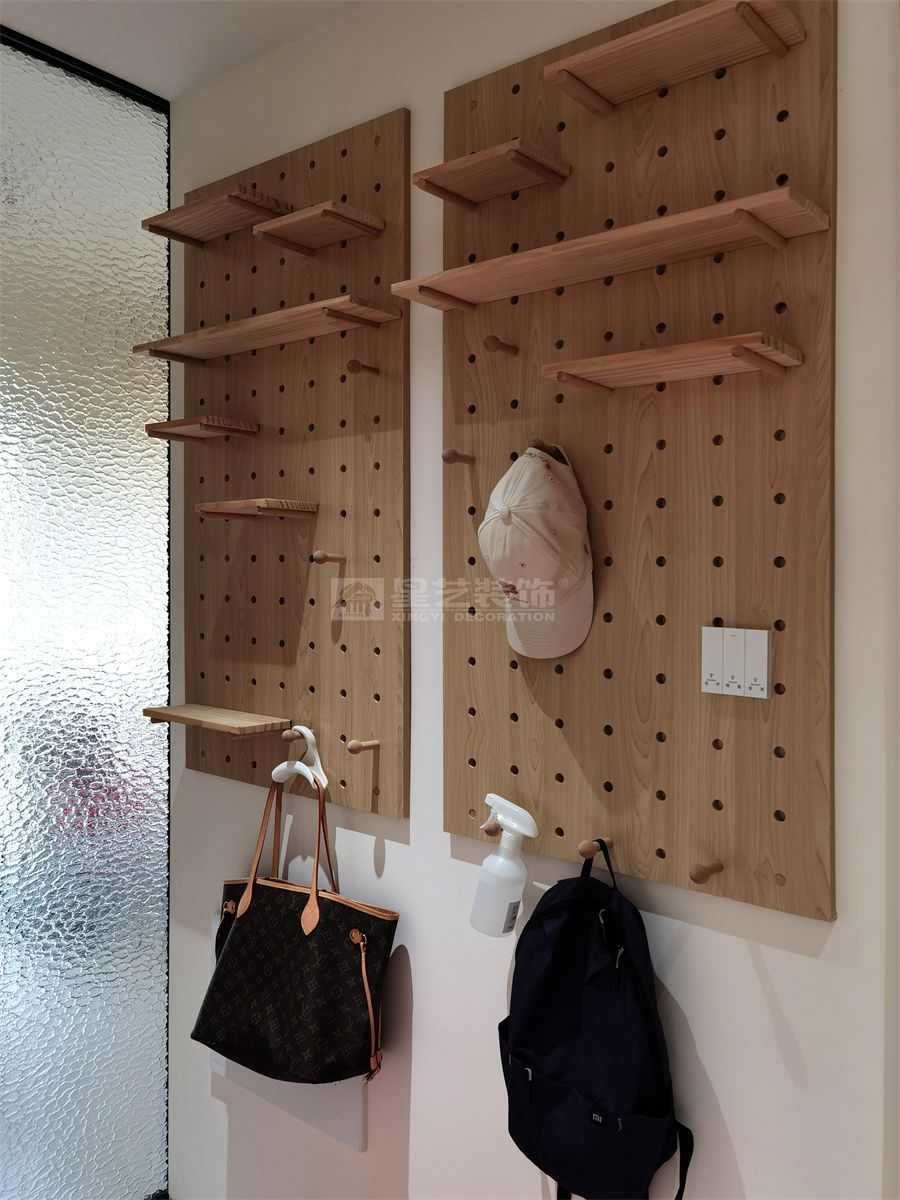 贺州彰泰郡120平四房现代原木风实景(图20)