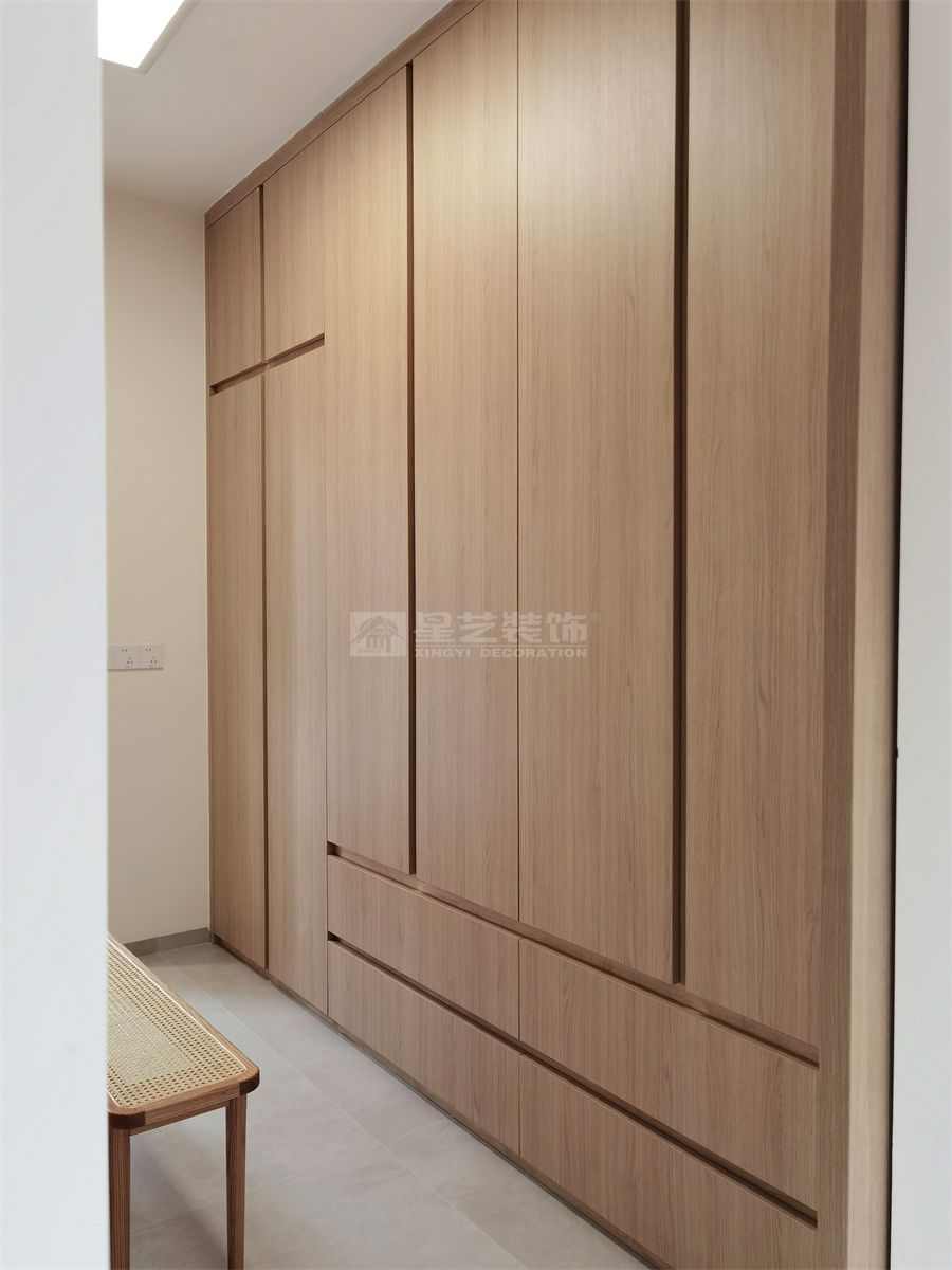 贺州彰泰郡120平四房现代原木风实景(图32)