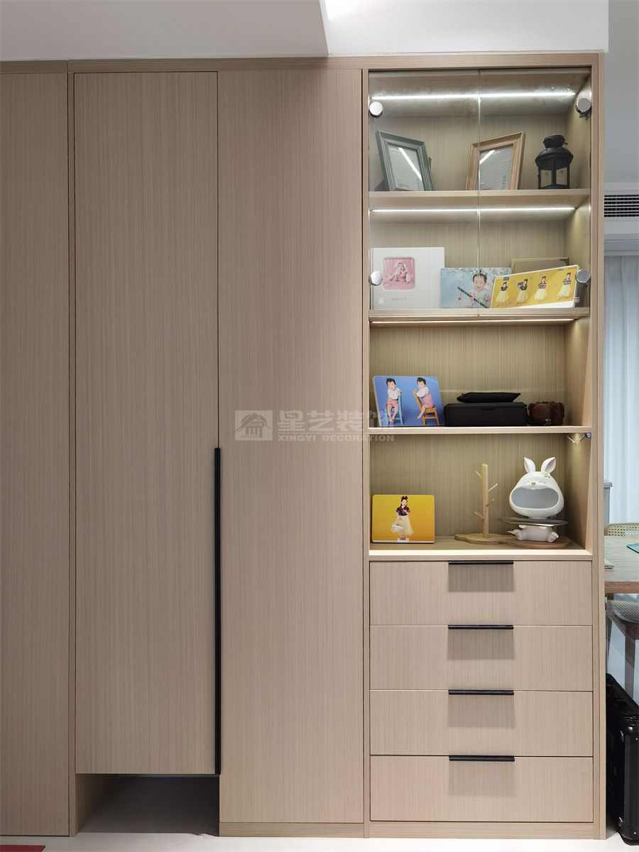 贺州彰泰郡120平四房现代原木风实景(图37)